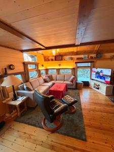 Posezení v ubytování Koselig hytte med usjenert og solrik beliggenhet + 59 fotografií