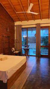 Ένα ή περισσότερα κρεβάτια σε δωμάτιο στο Вилла с бассейном и видом на рисовые поля и джунгли