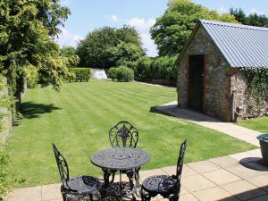 Aed väljaspool majutusasutust Two Bridge Cottage