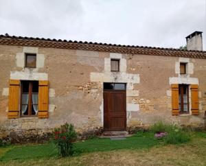 an old stone building with a door and windows at Le chene vert in Saint-Front-de-Pradoux +9 photos