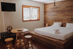 una camera da letto con un letto con un orsacchiotto sopra di Oportocean Suites a Matosinhos