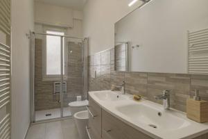 ein Badezimmer mit Waschbecken, Toilette und Spiegel in der Unterkunft Peace House - Relax a Due Passi dal Mare in Finale Ligure