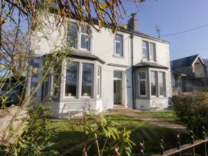 ein weißes Haus mit einer Veranda in der Unterkunft Rocklands in Shap