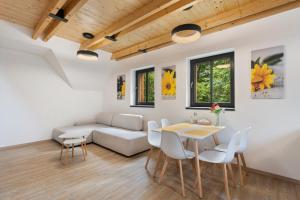 ヤブロネツ・ナド・ニソウにあるApartmány U Bukuのソファとテーブルのあるリビングルーム