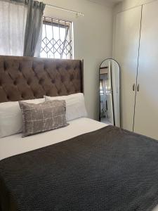 Una cama o camas en una habitación de Zolas guest house