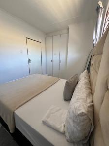 Una cama o camas en una habitación de Zolas guest house