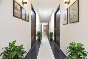 Un pasillo con plantas en macetas en un edificio. en Via Golden Wings, en Udaipur