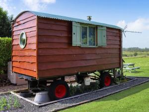 una casetta in cima a una roulotte di Glan Tywyn Shepherds Hut a Caeʼr-geiliog