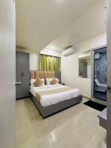 艾哈迈达巴德Hotel Orchid Inn的房间里有一张大床的卧室