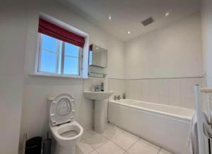 Ένα μπάνιο στο Gt. Marlow TownHouse- Families, Pets & Contractors