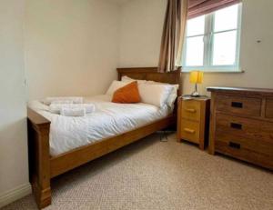 Ένα ή περισσότερα κρεβάτια σε δωμάτιο στο Gt. Marlow TownHouse- Families, Pets & Contractors