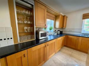 Η κουζίνα ή μικρή κουζίνα στο Gt. Marlow TownHouse- Families, Pets & Contractors