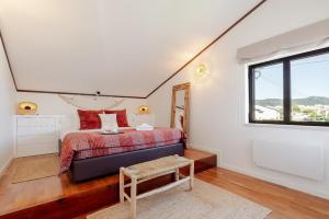 une chambre avec un lit et une fenêtre dans l'établissement Ma-la Beach House by HostWise, à Marinhas