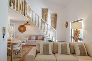 un salon avec un canapé et une table dans l'établissement Ma-la Beach House by HostWise, à Marinhas 49 autres photos