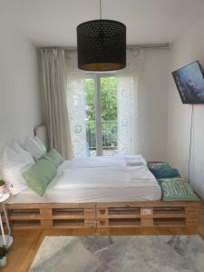 a bed in a room with a window at Wohlfühlhaus mit Jacuzzi, Fitness, Infrarotkabine, Kamin, Piano, tolle Lage in Vienna