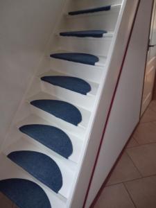 Eenpersoonskamerskamer, gezamenlijk gebruik badkamer en toilet في تورْن: صف من الأدراج في المطبخ بمقابض زرقاء +صورة واحدة