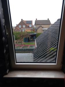 Eenpersoonskamerskamer, gezamenlijk gebruik badkamer en toilet في تورْن: منظر من نافذة على السطح