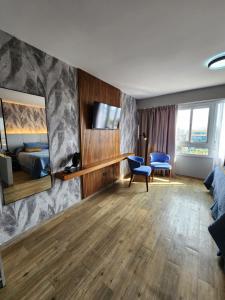 ein Schlafzimmer mit einem Bett und einem großen Spiegel in der Unterkunft Hotel Continental in Posadas
