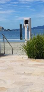 uma máquina sentada na praia perto da água em Cobertura Infinity Blue - Itapema/SC em Itapema