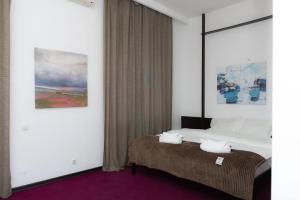 Una habitación de hotel con una cama con dos toallas encima. en Hotel Old Marani, en Itʼkhvisi