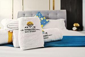 a pile of towels sitting on top of a bed at Sea Park LeSu 8 The Shore KK I 1 plus 1 Room 2-5 Pax 홈스테이 in Kota Kinabalu +31 photos
