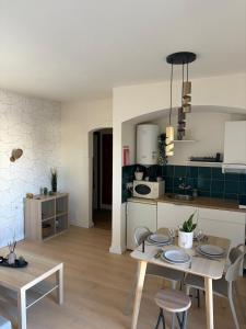 Kuchyň nebo kuchyňský kout v ubytování Cozy and chic apartment + 10 fotografií