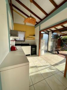 een open keuken met uitzicht op een patio bij casa celeste in Imbituba +12 foto's