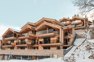 apartamentowiec w śniegu w obiekcie AlpenParks Residence Glemmrise Viehhofen w mieście Viehhofen