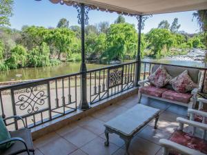 balcone con vista sul fiume di Mistique Waters Guesthouse a Parys