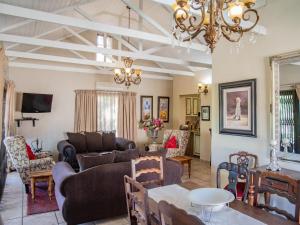 un soggiorno arredato con lampadario pendente di Mistique Waters Guesthouse a Parys