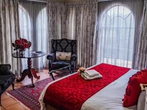 una camera da letto con un letto grande e una sedia di Mistique Waters Guesthouse a Parys