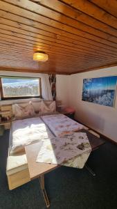 Una cama o camas en una habitación de Peaceful Mountain Double Room