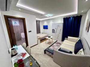 Μια τηλεόραση ή/και κέντρο ψυχαγωγίας στο Luxury Private Room near airport