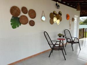 Un comedor con dos sillas y una mesa. en Pousada Vale Canastra, en São João Batista do Glória