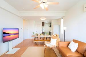 ein Wohnzimmer mit Couch und ein Esszimmer in der Unterkunft Family Villa in Okinawa in Ginowan