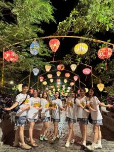 Nguyên NgoạiBamboo Riverside Homestay的一群人在中国灯下摆姿势拍照 更多74张照片