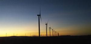 Eine Reihe von Windmühlen auf einem Feld bei Sonnenuntergang in der Unterkunft Casa Mari Suites in Aracati