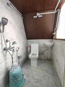 Ένα μπάνιο στο Sikhri Kaziranga Homestay +18 φωτογραφίες