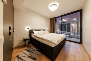 Un dormitorio con una cama y una ventana grande. en Reute Residentsid, en Võsu 220 fotos más