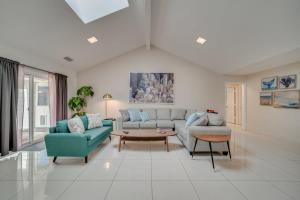 Χώρος καθιστικού στο Central Plano 4-BD 2-BA Pool Retreat, Sleeps 10
