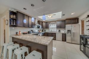 Η κουζίνα ή μικρή κουζίνα στο Central Plano 4-BD 2-BA Pool Retreat, Sleeps 10