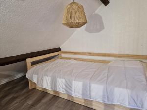 Voodi või voodid majutusasutuse Le Chalet de l Abeille toas