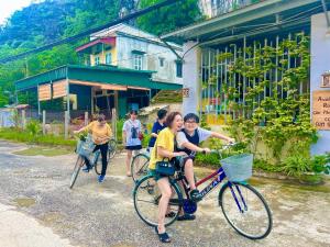 Nguyên NgoạiBamboo Riverside Homestay的一群人骑着自行车沿着街道走