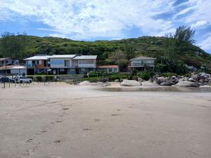 eine Gruppe von Häusern am Strand in der Unterkunft Itapiruba Sol e Mar in Imbituba