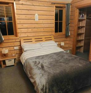 Ένα ή περισσότερα κρεβάτια σε δωμάτιο στο Alpaca cabin-mountain view-hot tub-rural retreat +21 φωτογραφίες