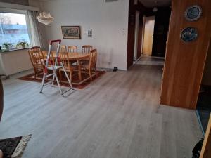 Un comedor con mesa y sillas en Architect-designed villa in a great location - Renovation completed, en Boden 1 foto más