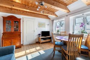 una sala da pranzo con un tavolo e una tv di Ferienwohnung Sannes a Welt