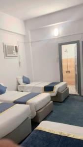 الشقق الأولى السكنية في المدينة المنورة: غرفة بثلاث اسرة في غرفة +3 صور