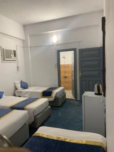 الشقق الأولى السكنية في المدينة المنورة: غرفة فندقية بثلاث اسرة وباب