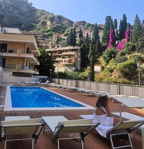 Cảnh núi rừng hoặc tầm nhìn ra núi từ căn hộ